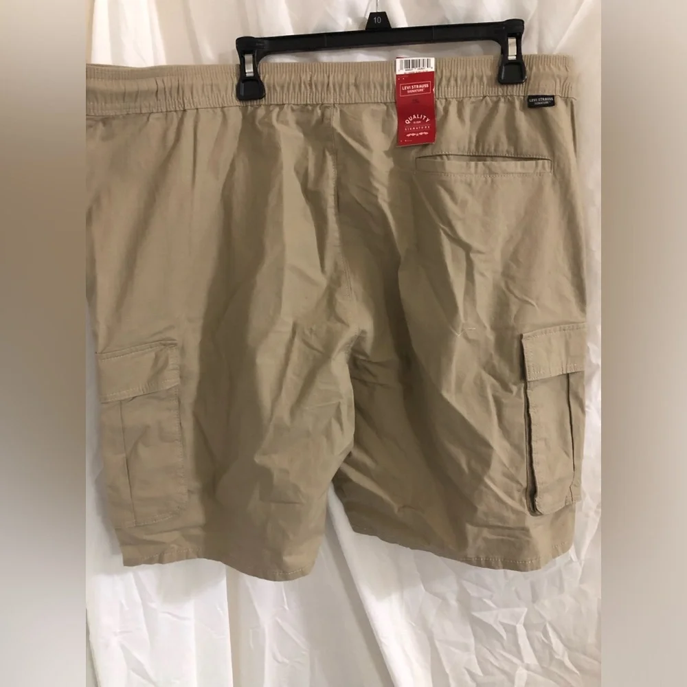 Levi’s signature tan 9” inseam comfort relaxed‎ cargo shorts size 2XL brand new